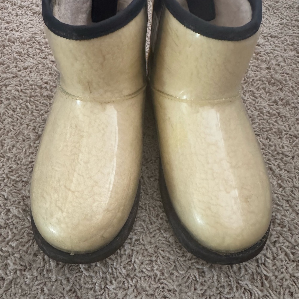 UGG Kids Boots in Cream and Black